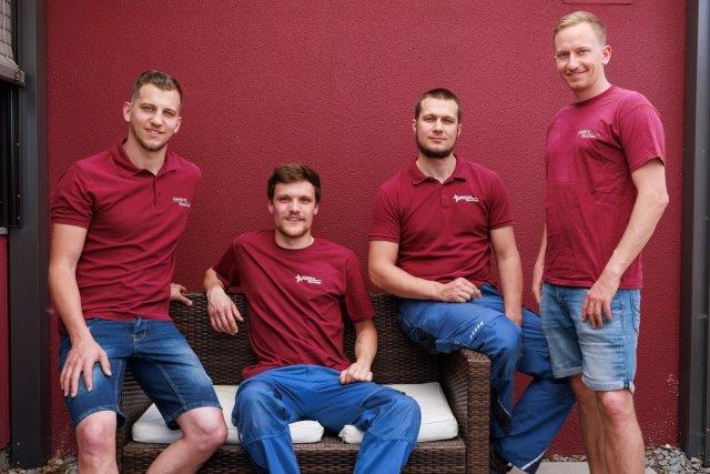 4 Männer lächelnd in Uniform 
